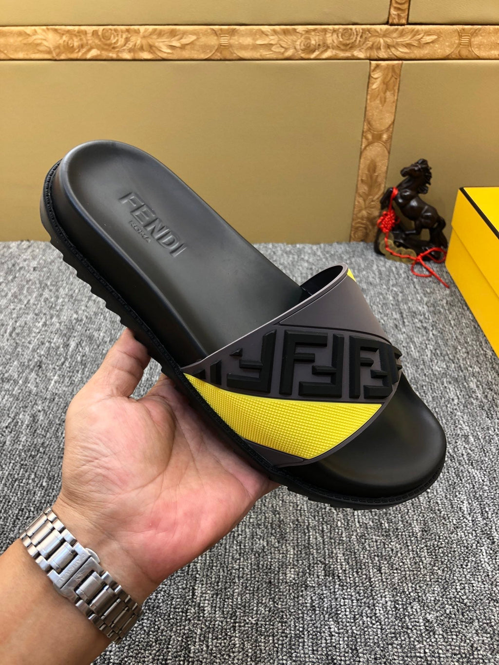 F e n d I slides